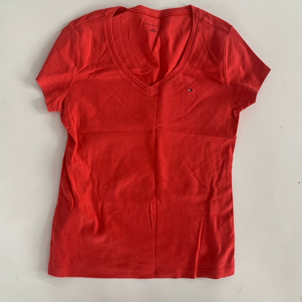 Tommy Hilfiger T-shirt fitted v-neck red. Size L